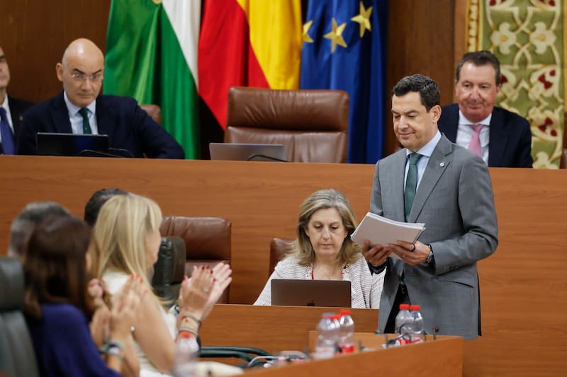 El presidente de la Junta de Andalucía en funciones y candidato a la reelección, Juanma Moreno, interviene durante la segunda jornada del Pleno de investidura en el Parlamento de Andalucía, este martes.