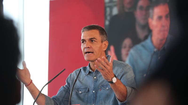 El secretario general del PSOE, Pedro Sánchez, asiste al segundo acto de precampaña, celebrado en Ponferrada (León), este domingo.
