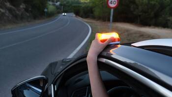 Confirmado: la DGT obliga a los conductores a usar balizas V-16 y aclara que hacer con los triángulos