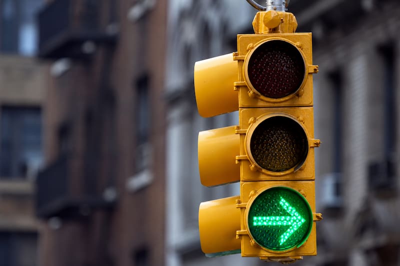 Por qué algunos semáforos tienen flechas y otros solo tienen luces de colores: qué significa cada señal y cómo deben interpretarla los conductores.