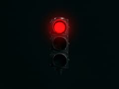 Qué significa que un semáforo tenga la luz roja intermitente y qué debe hacer el conductor