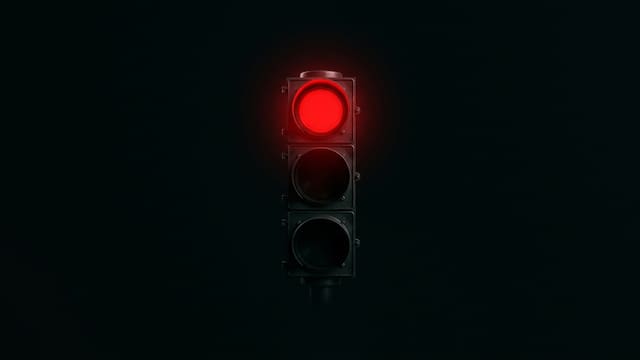 Qué significa que un semáforo tenga la luz roja intermitente y qué debe hacer el conductor