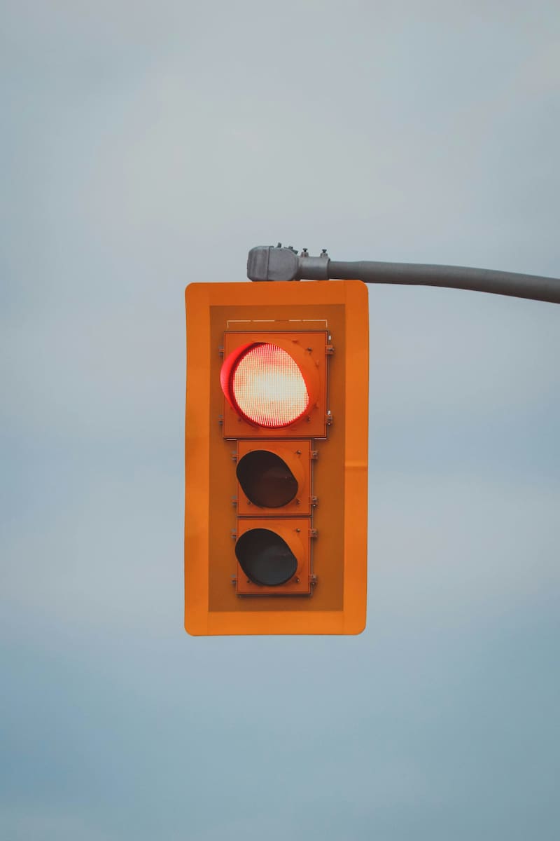 ¿Qué pasa si un conductor pasa el semáforo en rojo?