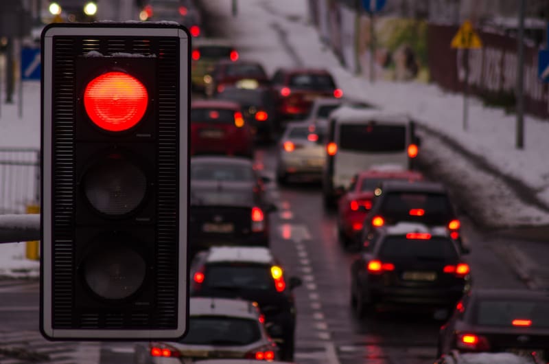 Por orden del Reglamento de Tránsito mexicano sacarán la licencia de conducir a quienes crucen semáforos en rojo, si además tienen otras infracciones.