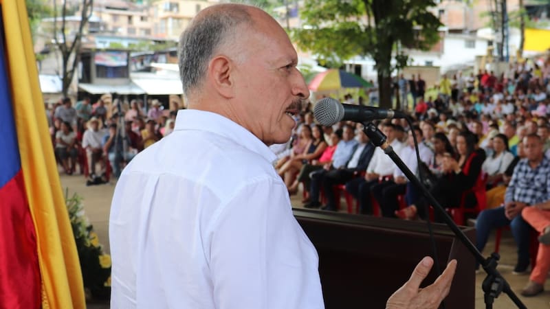 Atentado contra el senador Temístocles Ortega: la camioneta en la que viajaba recibió seis impactos de bala.