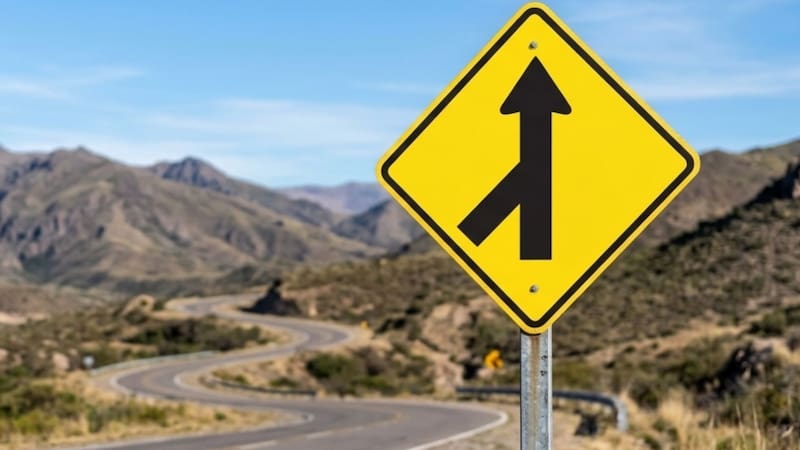 Qué significa la señal de tránsito con una flecha negra sobre un fondo amarillo y por qué es importante.
