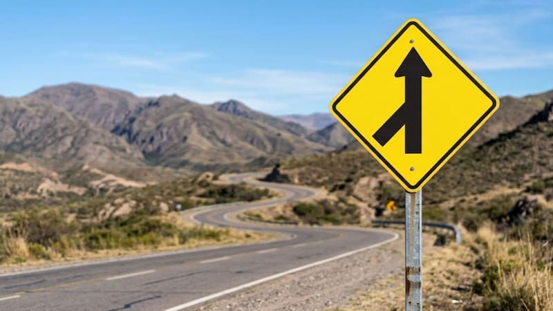 Qué significa la señal de tránsito con una flecha negra sobre un fondo amarillo y por qué es importante. (Imagen ilustrativa)