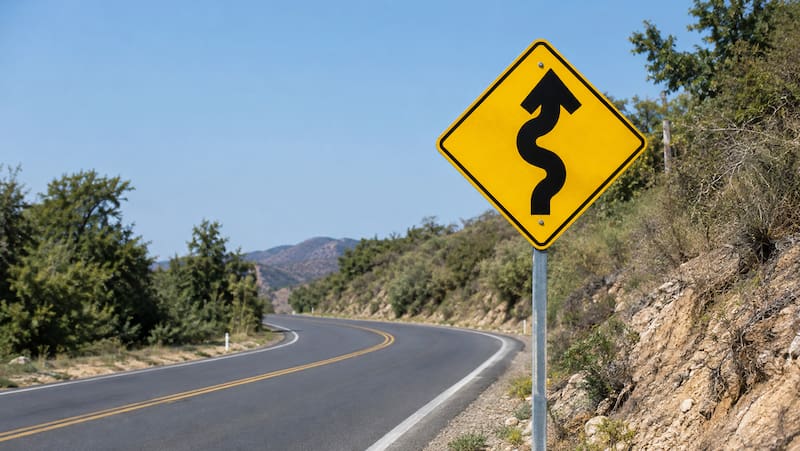 Entre las precauciones a tener en cuenta se indica reducir la velocidad al volante.