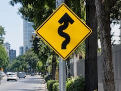 Qué significa la señal amarilla con una flecha negra con varias curvas y por qué debes reducir la velocidad