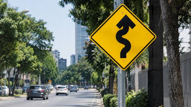Qué significa la señal amarilla con una flecha negra con varias curvas y por qué debes reducir la velocidad