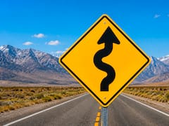 Qué significa la señal con una flecha negra irregular sobre un fondo amarillo y por qué es fundamental saber cómo actuar