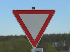 Qué significa la señal de tránsito triangular roja y blanca con la punta hacia abajo y por qué es importante respetarla