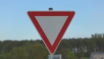 Qué significa la señal de tránsito triangular roja y blanca con la punta hacia abajo y por qué es importante respetarla