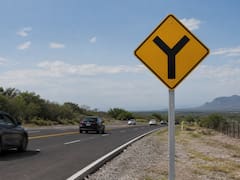 Qué significa la señal de tránsito que muestra un Y negra sobre un rombo amarillo y por qué es importante