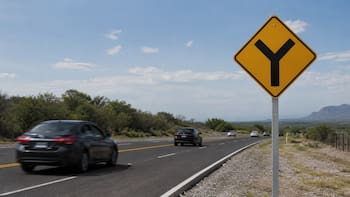 Qué significa la señal de tránsito que muestra un Y negra sobre un rombo amarillo y por qué es importante