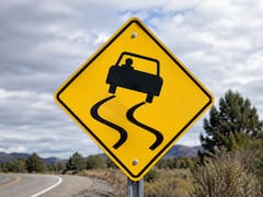 Qué significa la señal de tránsito de un auto derrapando sobre fondo amarillo y por qué es importante
