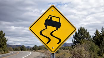 Qué significa la señal de tránsito de un auto derrapando sobre fondo amarillo y por qué es importante