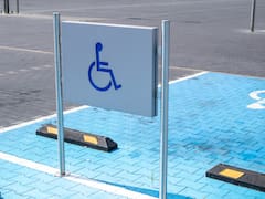 Estacionar frente a un espacio para personas con discapacidad: qué sanciones contempla el Reglamento de Tránsito