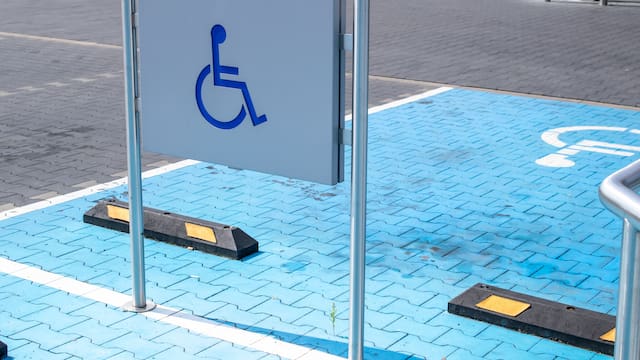 Estacionar frente a un espacio para personas con discapacidad: qué sanciones contempla el Reglamento de Tránsito
