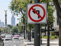 Qué significa la señal de tránsito con una flecha hacia la izquierda y una línea roja