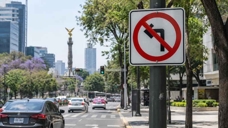 La señal de tránsito con una flecha hacia la izquierda y una línea roja es una indicación restrictiva, es decir, una acción que no se puede hacer (imagen ilustrativa).