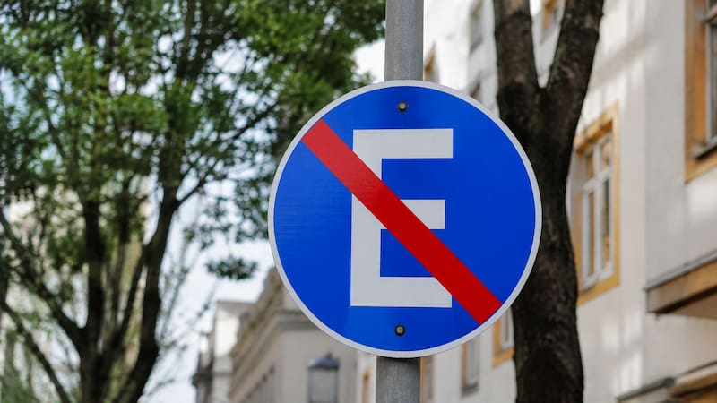 Es una señal de tipo restrictivo, es decir, indica una acción que no está permitida en ese punto específico de la calle