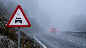 Que significa la señal de tráfico triangular con borde rojo y un coche: ¿por qué incumplirla puede ser peligroso?