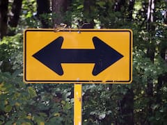 Qué significa la señal de tráfico con dos flechas negras que apuntan hacia la izquierda y la derecha