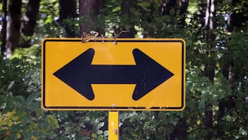 Qué significa la señal de tráfico con dos flechas negras que apuntan hacia la izquierda y la derecha