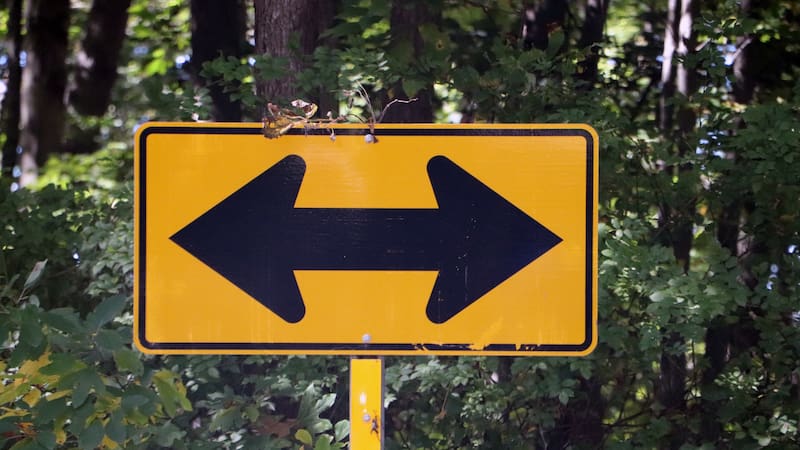 Conocer su significado ayuda a los conductores a anticipar el recorrido y evitar maniobras inesperadas.