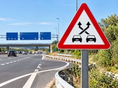 Qué significa la señal triangular con borde rojo y dos coches negros y por qué puede ser peligroso ignorarla