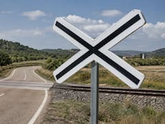 Qué significa la señal de tráfico de una “X” negra sobre fondo blanco y por qué debes extremar cuidados