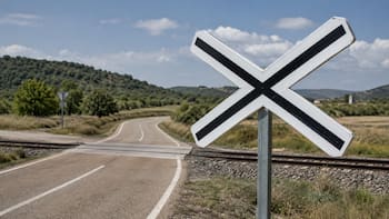 Qué significa la señal de tráfico de una “X” negra sobre fondo blanco y por qué debes extremar cuidados