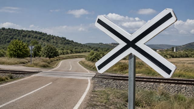 Qué significa la señal de tráfico de una “X” negra sobre fondo blanco y por qué debes extremar cuidados