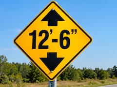 Qué significa la señal de tránsito con el 12-6 sobre un fondo amarillo y las flechas para arriba y para abajo