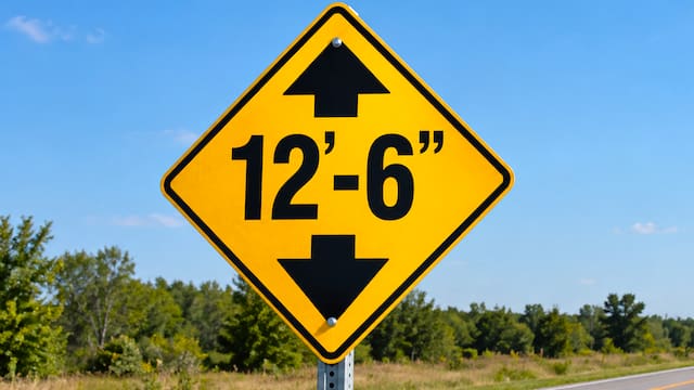 Qué significa la señal de tránsito con el 12-6 sobre un fondo amarillo y las flechas para arriba y para abajo