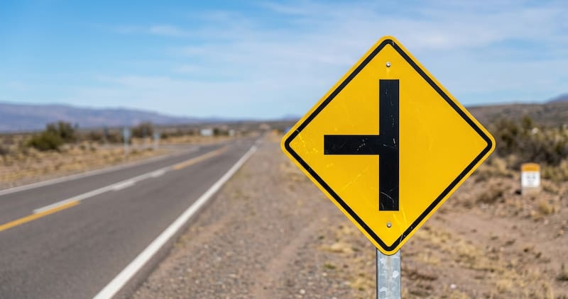 Qué significa la señal de tránsito amarilla con un rectángulo y otro lateral perpendicular: por qué es importante reconocerla.