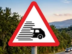 Qué significa la señal de tránsito triangular con borde rojo, un auto a la mitad y muchas líneas horizontales