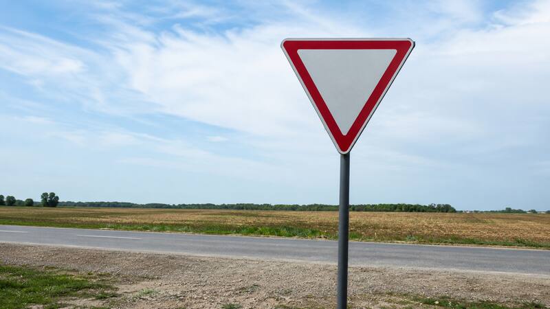 Qué significa la señal de tránsito con un triángulo con borde rojo y centro blanco