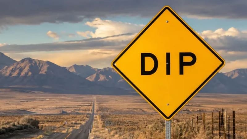 Es una señal típica del sistema de señalización de Estados Unidos, donde ese tipo de carteles con texto en inglés es parte del catálogo oficial de tránsito.