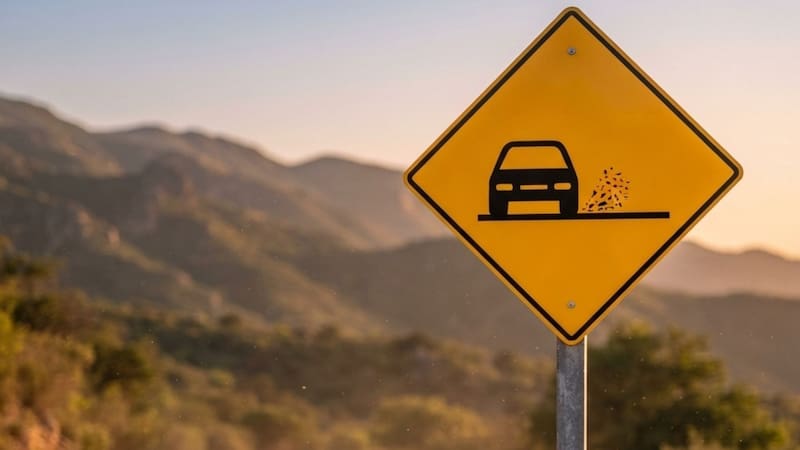 Qué significa la señal de tránsito de un auto y varios puntos negros a la derecha: por qué es importante reconocerla