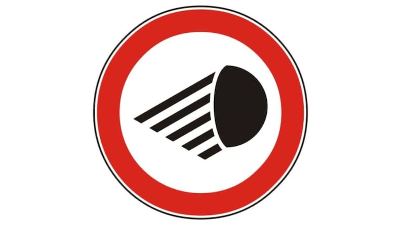 Esta señal indica la obligatoriedad de transitar con las luces bajas encendidas en el tramo señalizado, sin importar la hora o la cantidad de luz solar disponible.