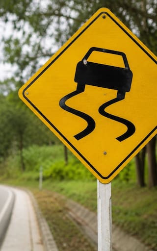 Qué significa la señal de tránsito amarilla con un auto derrapando y por qué es importante