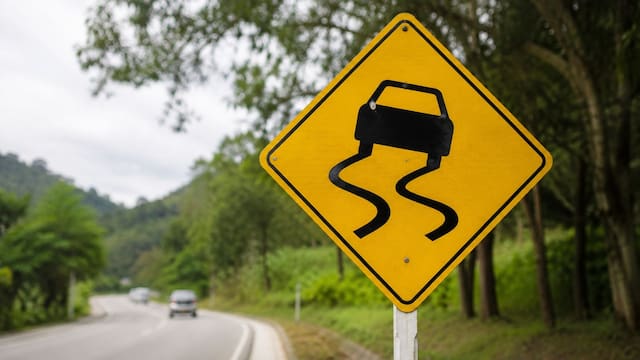 Qué significa la señal de tránsito amarilla con un auto derrapando y por qué es importante