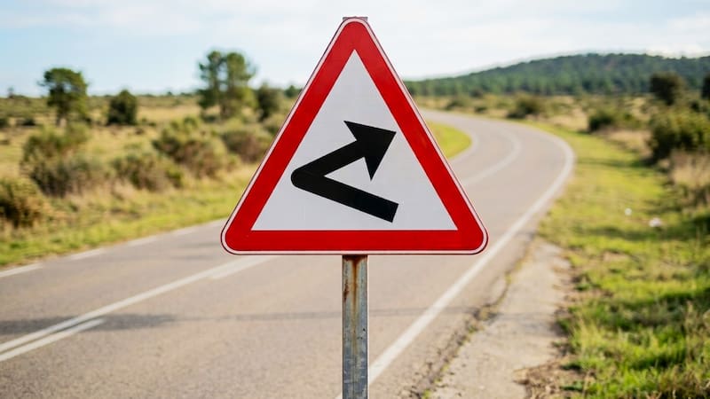 La señal de tránsito advierte sobre un cambio en la ruta.