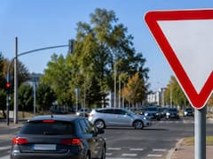 Qué significa la señal de tránsito con forma de triángulo invertido y por qué es importante prestarle atención