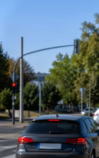 Qué significa la señal de tránsito con forma de triángulo invertido y por qué es importante prestarle atención