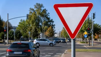 Qué significa la señal de tránsito con forma de triángulo invertido y por qué es importante prestarle atención
