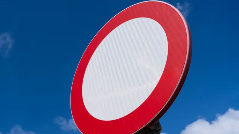 Se trata de una señal de prohibición absoluta de circulación para todo tipo de vehículos.