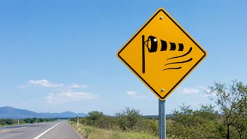 Qué significa la señal del auto inclinado con líneas de viento y por qué hay que respetarla esta semana en México